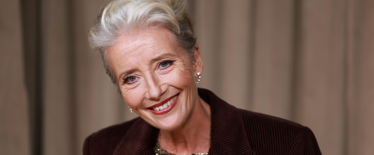 Emma Thompson furiosa contro l’IA: “Levati dai piedi ca**o… Vuole riscrivere ciò che faccio, mi irrita”. E riprende carta e penna