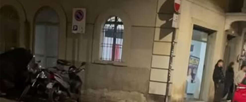 Cori fascisti in una sede di FdI, il Pd attacca. Roscani: “Gn di Parma commissariata, niente lezioni dalla sinistra” Cori fascisti in una sede di FdI, il Pd attacca. Roscani: “Gn di Parma commissariata, niente lezioni dalla sinistra”