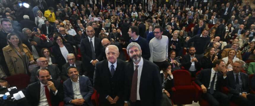 Fico-De Luca, sceneggiata napoletana: l’abbraccio e la lunga notte dei coltelli in Campania Fico-De Luca, sceneggiata napoletana: l’abbraccio e la lunga notte dei coltelli in Campania