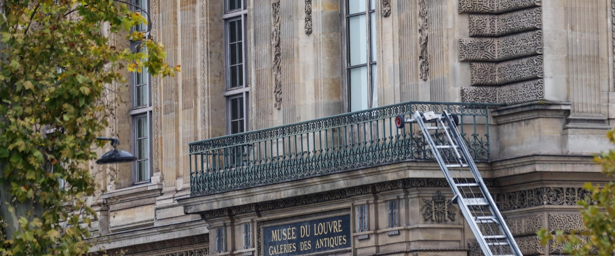 Il danno, la beffa: la finestra del furto al Louvre diventa location turistica e set pubblicitario del montacarichi più “smart” d’Europa Il danno, la beffa: la finestra del furto al Louvre diventa location turistica e set pubblicitario del montacarichi più “smart” d’Europa