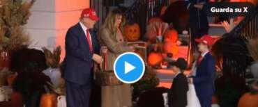 Halloween, Trump e Melania distribuiscono dolcetti alle loro copie “in miniatura”