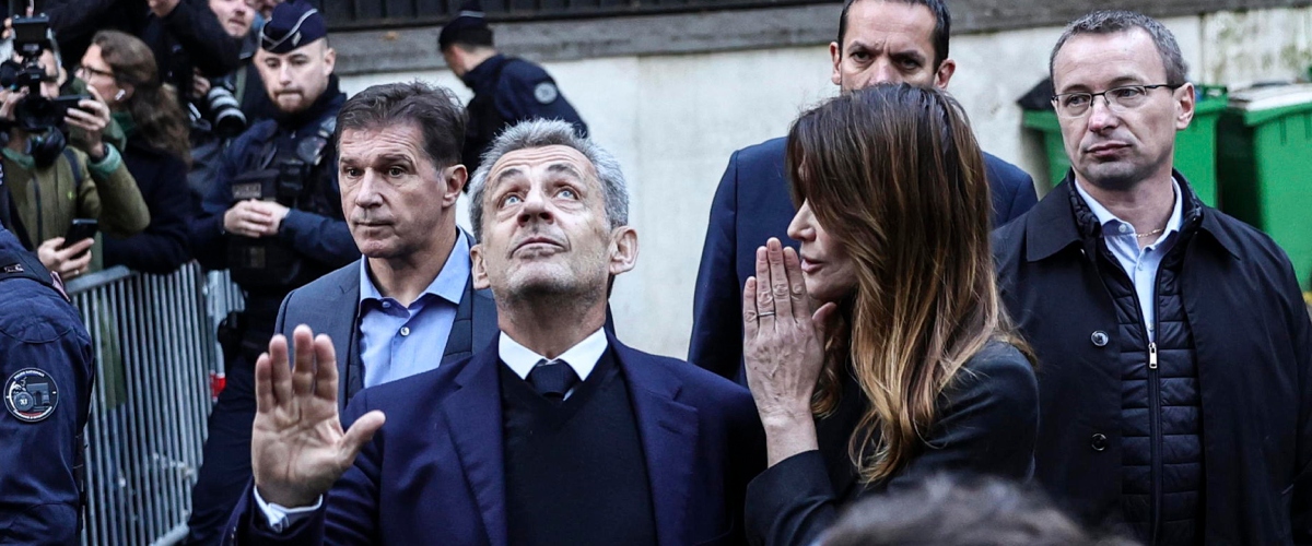 La notte “infame” di Sarkozy in cella: urla, insulti e minacce dei detenuti. Per lui solo tappi alle orecchie e la compagnia dei libri di Dreyfus e Dumas La notte “infame” di Sarkozy in cella: urla, insulti e minacce dei detenuti. Per lui solo tappi alle orecchie e la compagnia dei libri di Dreyfus e Dumas