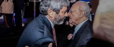 L’abbraccio (?) tra De Luca e Fico ieri a Napoli