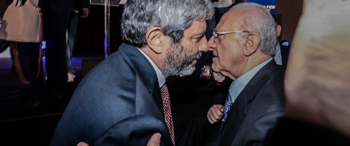 L’abbraccio (?) tra De Luca e Fico ieri a Napoli