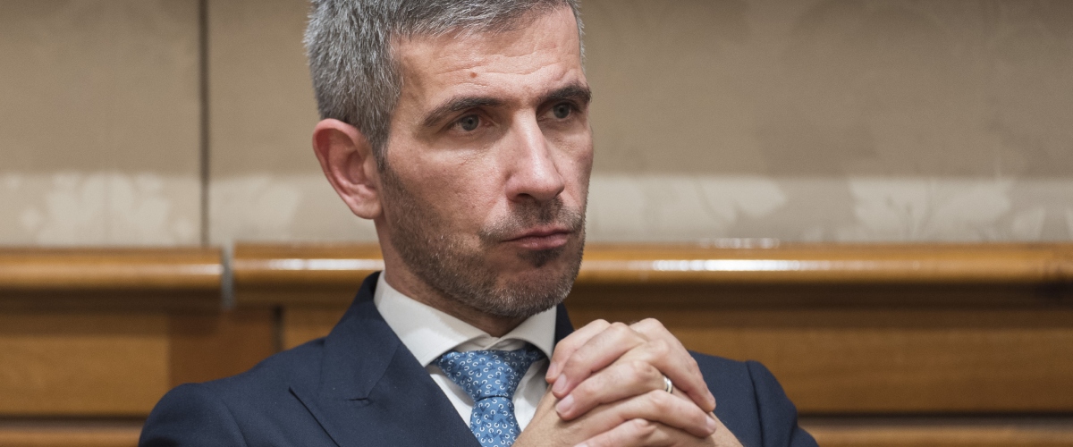 Marco Lisei alle prese con i Collettivi Osa che vogliono impedirgli di parlare a un incontro in un liceo di Bologna