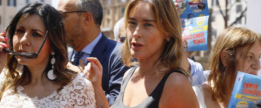 Maria Elena Boschi chiede il pugno duro contro i ‘guardoni’ della Rete: “Sono tra le vittime. Anche gli utenti vanno puniti” Maria Elena Boschi chiede il pugno duro contro i ‘guardoni’ della Rete: “Sono tra le vittime. Anche gli utenti vanno puniti”