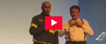 Il vigile del fuoco sul palco e l’invito a uscire dal teatro: il terremoto “colpisce” anche il concerto di Massimo Ranieri (video)