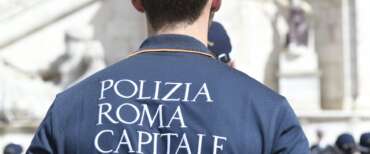 Nigeriano prende a sassate i passanti, intervengono gli agenti della polizia locale. Ferito un uomo alla tempia