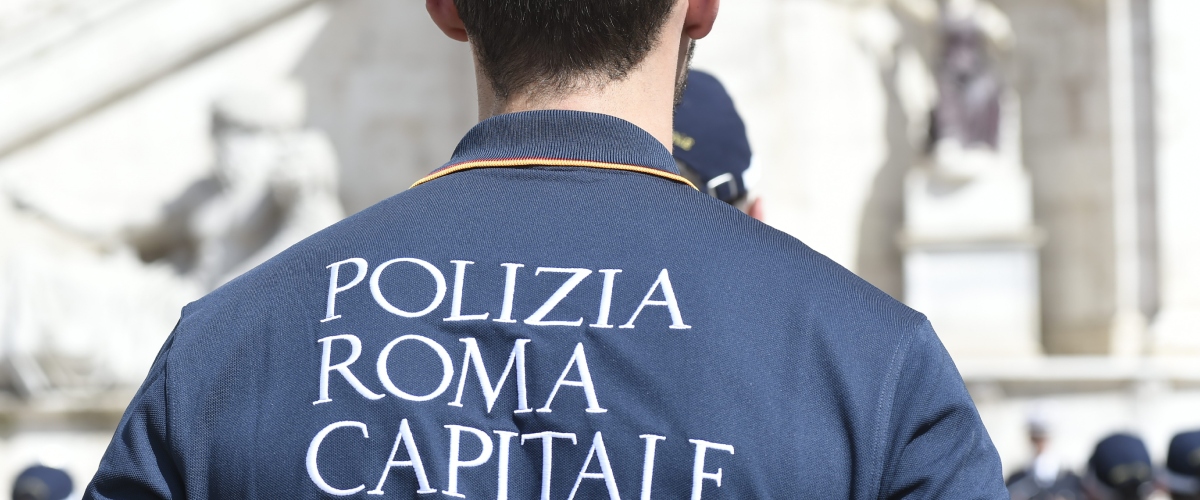 Prende a sassate i passanti e ne ferisce uno alla tempia: fermato irregolare nigeriano con precedenti e decreto di espulsione mai attivato Prende a sassate i passanti e ne ferisce uno alla tempia: fermato irregolare nigeriano con precedenti e decreto di espulsione mai attivato