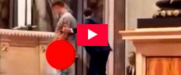 Gesto choc a San Pietro, urina sull’altare davanti a centinaia di persone: bloccato dagli agenti di sicurezza (video)
