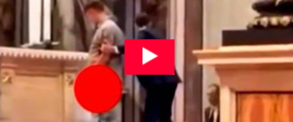 Gesto choc a San Pietro, urina sull’altare davanti a centinaia di persone: bloccato dagli agenti di sicurezza (video)