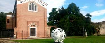 Le sculture di Gianfranco Meggiato restituiscono il corpo alle icone: a Padova una mostra che “rifiuta le gabbie”