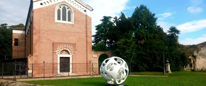 Le sculture di Gianfranco Meggiato restituiscono il corpo alle icone: a Padova una mostra che “rifiuta le gabbie”