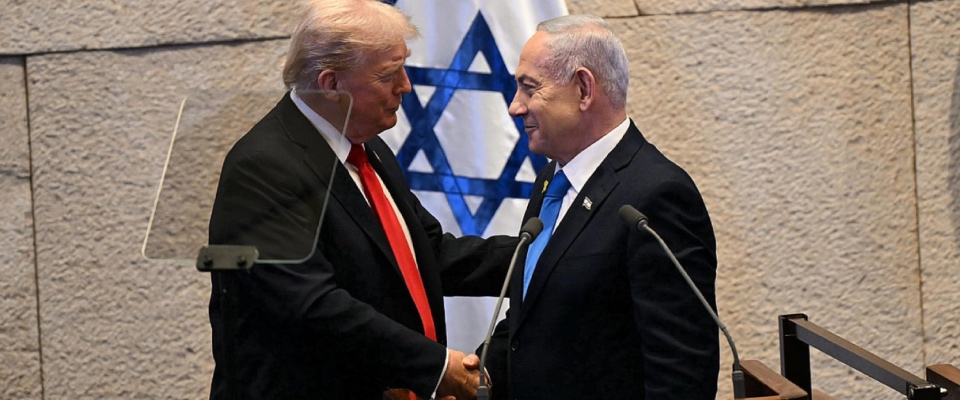 Trump alla Knesset: “La pace non è una speranza, ma una realtà”. E Netanyahu lo ringrazia per aver riportato gli ostaggi
