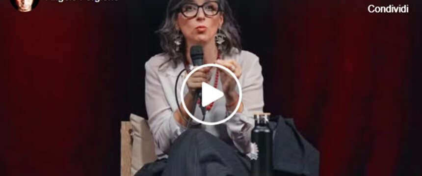 L’ultima gaffe della Albanese: da irpina offende i napoletani dopo aver ricevuto la cittadinanza onoraria di Napoli L’ultima gaffe della Albanese: da irpina offende i napoletani dopo aver ricevuto la cittadinanza onoraria di Napoli