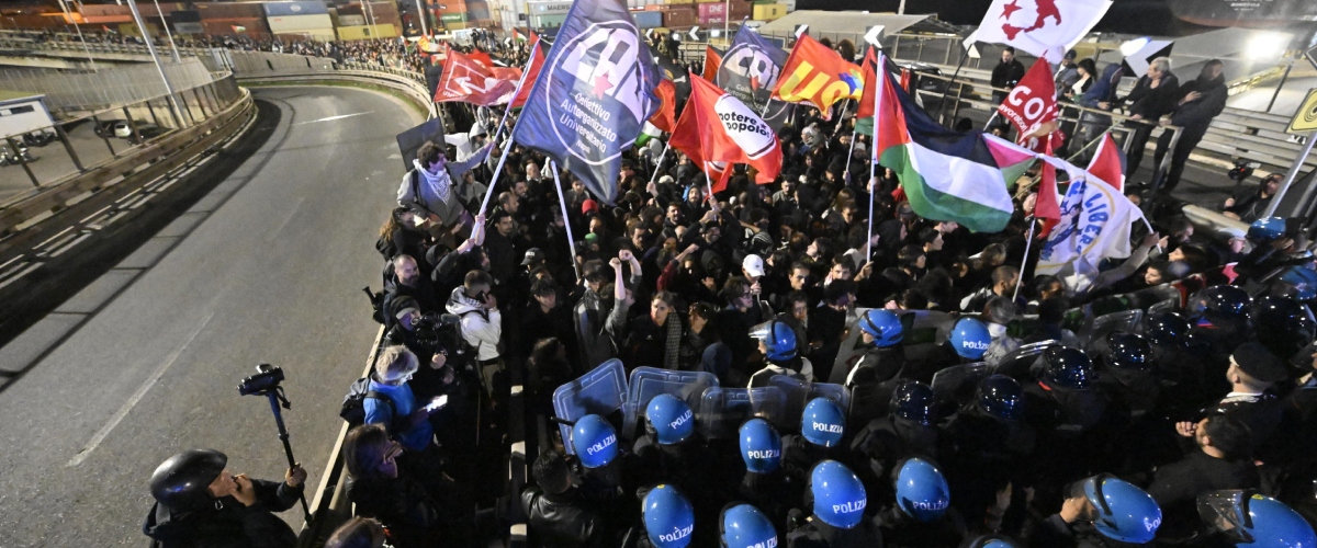 Il corteo pro Pal a Milano fa infuriare gli automobilisti: “Dovreste andare in galera”