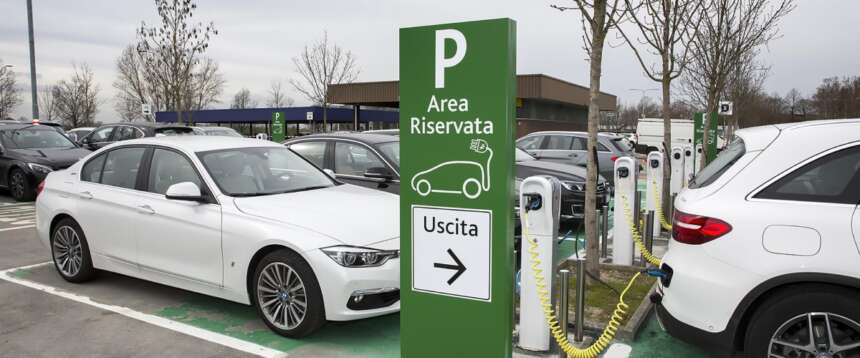Uno studio smonta il “bluff” delle auto ibride plug-in: inquinano e costano 5 volte più di quanto dichiarano Uno studio smonta il “bluff” delle auto ibride plug-in: inquinano e costano 5 volte più di quanto dichiarano