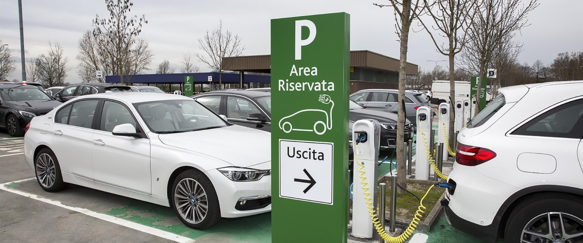 Uno studio smonta il “bluff” delle auto ibride plug-in: inquinano e costano 5 volte più di quanto dichiarano