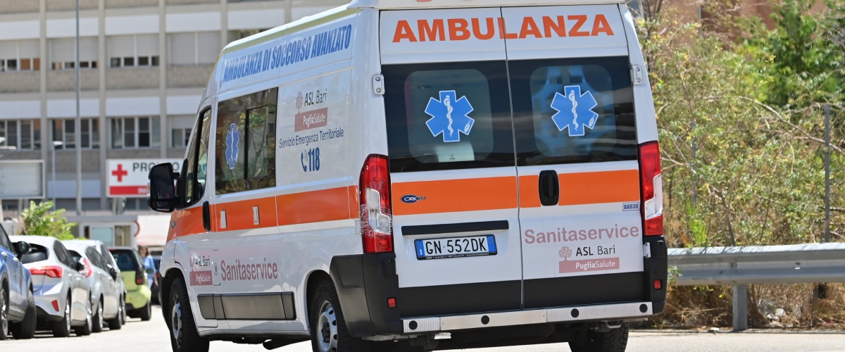 Dramma a Roma, bambino di 11 anni si sporge dal balcone per salutare la sorellina e precipita nel vuoto: è gravissimo Dramma a Roma, bambino di 11 anni si sporge dal balcone per salutare la sorellina e precipita nel vuoto: è gravissimo