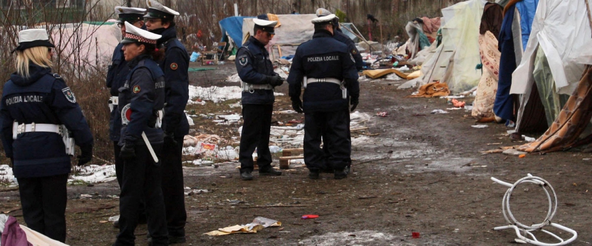 Blitz nel campo nomadi di via Selvanesco di Milano: 10 bambini tolti alle famiglie. È il campo dei baby rom che hanno ucciso Cecilia De Astis
