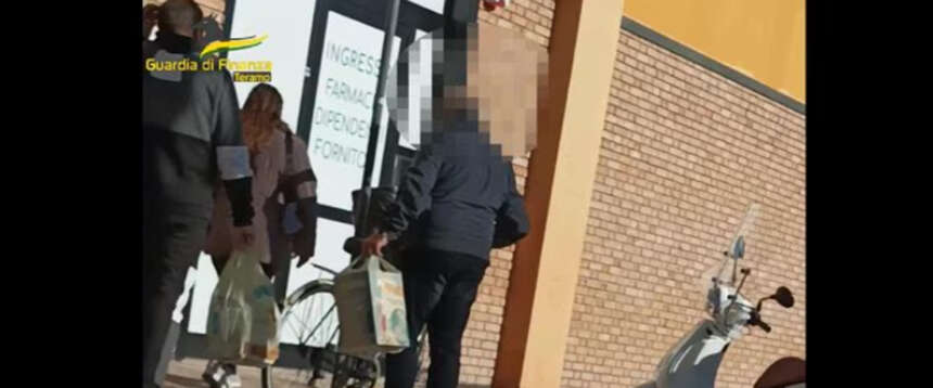Napoli, si finge cieco per venti anni e incassa la pensione: quando faceva i bancomat ci vedeva benissimo Napoli, si finge cieco per venti anni e incassa la pensione: quando faceva i bancomat ci vedeva benissimo