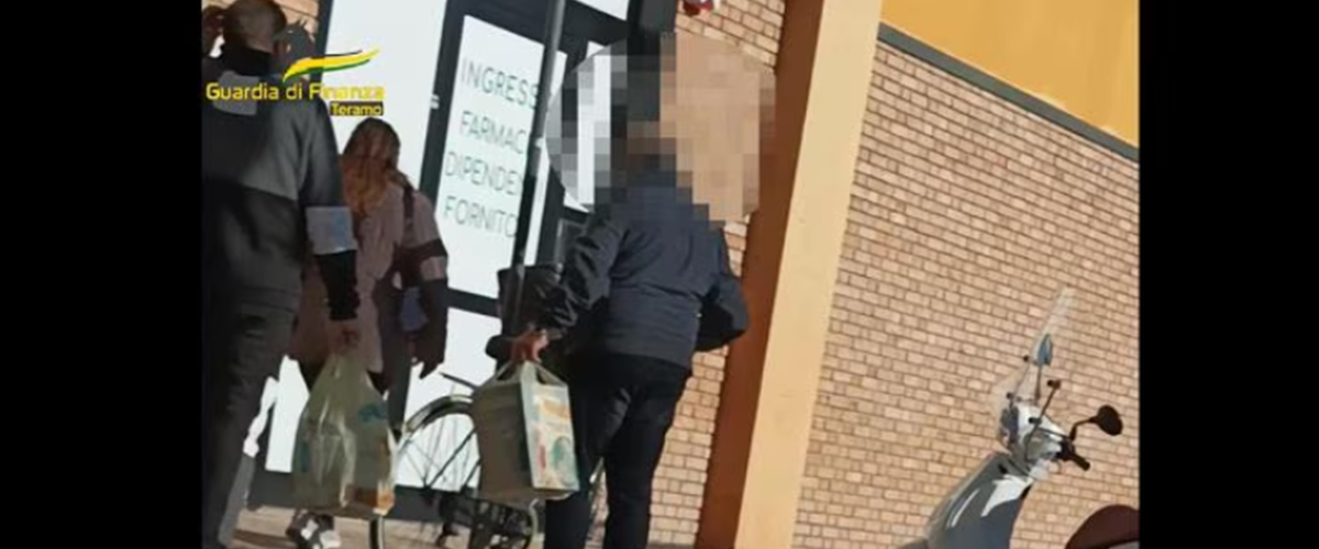 Napoli, si finge cieco per venti anni e incassa la pensione: quando faceva i bancomat ci vedeva benissimo