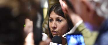 Aggressione alla giornalista di “Porta a Porta” con lancio di pietre e bottiglie: fermato un 17enne marocchino