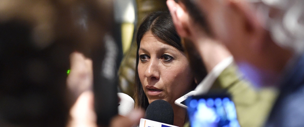 Aggressione alla giornalista di “Porta a Porta” con lancio di pietre e bottiglie: fermato un 17enne marocchino