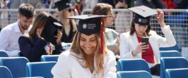 Cresce la fiducia dei giovani italiani nel futuro. In foto, un momento della cerimonia di laurea in piazza della Ca’ Foscari di Venezia