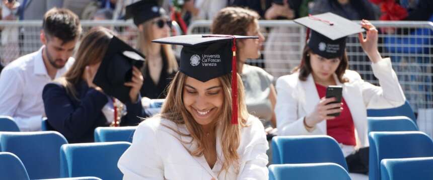 Cresce la fiducia dei giovani italiani nel futuro. In foto, un momento della cerimonia di laurea in piazza della Ca’ Foscari di Venezia Cresce la fiducia dei giovani italiani nel futuro. In foto, un momento della cerimonia di laurea in piazza della Ca’ Foscari di Venezia