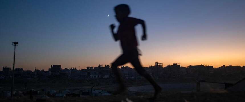 Un bambino palestinese a Khan Younis