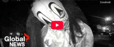 Halloween criminale: assaltano una casa camuffati da mostri e terrorizzano gli inquilini, è caccia agli aggressori (video)