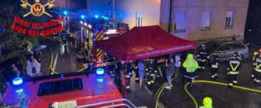 Famiglia divorata dalle fiamme nella periferia di Milano: morti padre, madre e figlio nell’incendio di una palazzina
