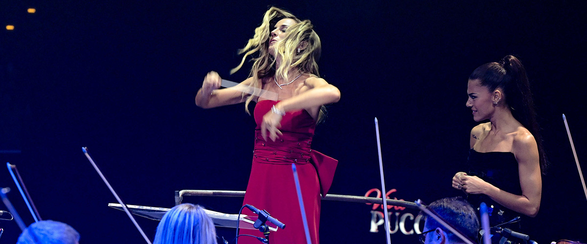 La Fenice, ultima sceneggiata: gli orchestrali aizzano il pubblico contro Beatrice Venezi: “Vai a fare Sanremo!”