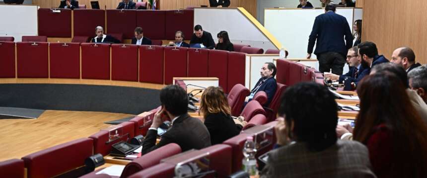 Sfregio dei consiglieri della sinistra ligure alle vittime del 7 ottobre: escono al minuto di silenzio, bagarre in aula