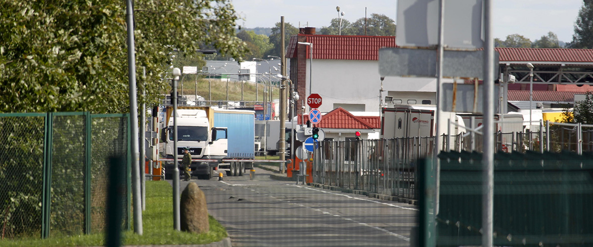 Alta tensione, la Lituania chiude i confini con la Bielorussia e annuncia: “Abbatteremo i loro palloni aerostatici”