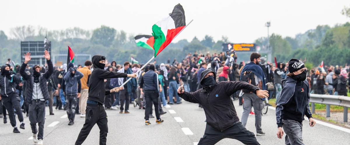 “Maranza di tutto il mondo, unitevi!”: dalla Francia arriva il manifesto delle nuove leve antifa