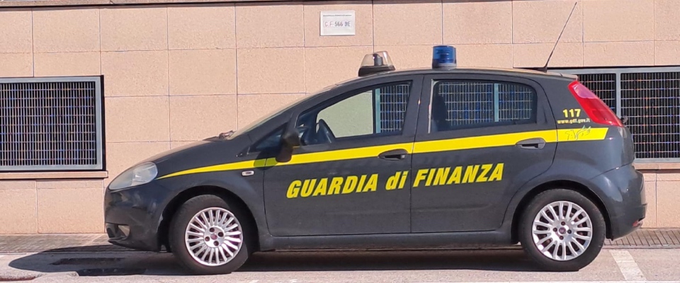 Scoperta una maxi piantagione di marijuana: il “coltivatore” tradito dal forte odore che proveniva da un casolare