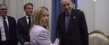 Siparietto Erdogan-Meloni al vertice di Sharm. “Stai alla grande, ma devo farti smettere di fumare prima o poi” (video)