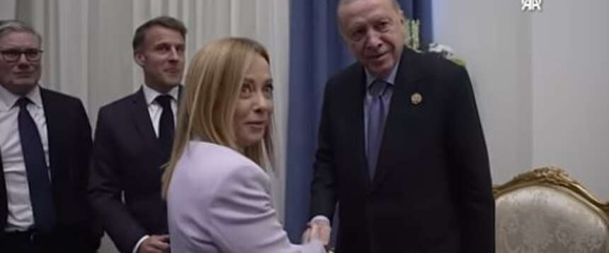 Siparietto Erdogan-Meloni al vertice di Sharm. “Stai alla grande, ma devo farti smettere di fumare prima o poi” (video)