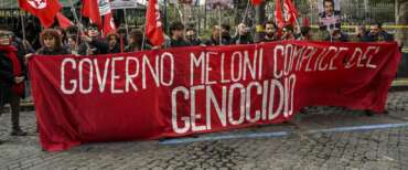Una delle tante manifestazioni pro-Pal che hanno accusato il governo Meloni di essere “complice di genocidio”