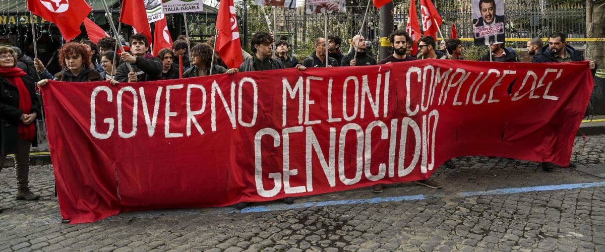 Una delle tante manifestazioni pro-Pal che hanno accusato il governo Meloni di essere “complice di genocidio”