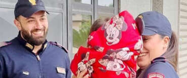 Bimba di 14 mesi salvata dai poliziotti con una corsa nel traffico, Meloni ringrazia Jacopo e Gaia: “Eroi!”