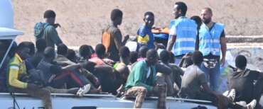 Migranti, schiaffo alla sinistra (sul barcone). Passa la mozione di maggioranza sul Memorandum con Libia