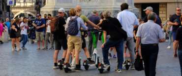 La schizofrenia green di Roma: crociata per le ciclabili, ma stop di un mese per bici e monopattini in sharing perché troppo indisciplinati