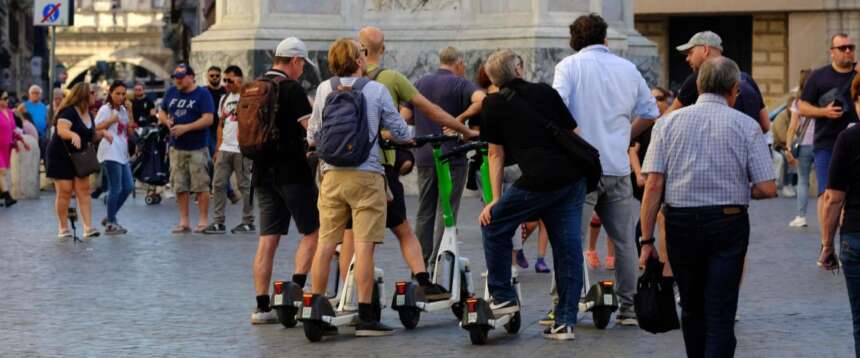 La schizofrenia green di Roma: crociata per le ciclabili, ma stop di un mese per bici e monopattini in sharing perché troppo indisciplinati