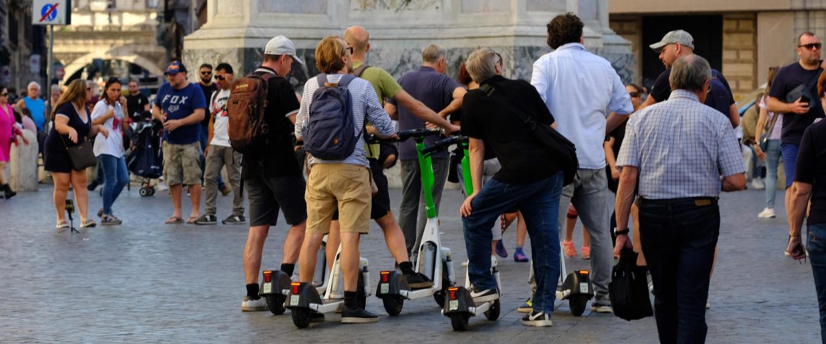Crociata per le ciclabili, ma uno stop per bici e monopattini perché troppo indisciplinati: la schizofrenia green di Roma è servita