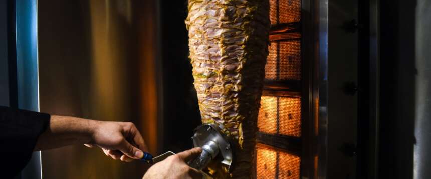 Sedicenne di Treviso denuncia: fatta ubriacare e stuprata nel negozio di kebab. Tre pakistani indagati Sedicenne di Treviso denuncia: fatta ubriacare e stuprata nel negozio di kebab. Tre pakistani indagati
