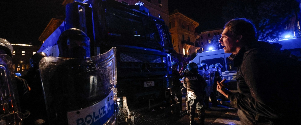 Guerriglia pro Pal a Roma, tentano il blitz alla Festa del Cinema con un corteo non autorizzato Guerriglia pro Pal a Roma, tentano il blitz alla Festa del Cinema con un corteo non autorizzato