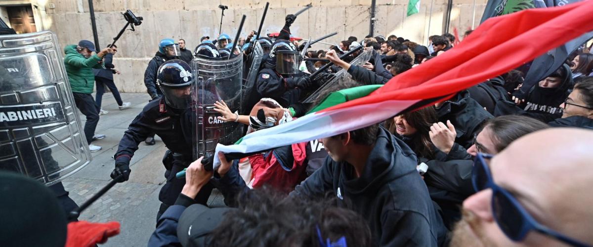 I pro Pal tentano l’assalto all’evento di FI e scatenano la guerriglia contro la polizia: non si smentiscono mai I pro Pal tentano l’assalto all’evento di FI e scatenano la guerriglia contro la polizia: non si smentiscono mai